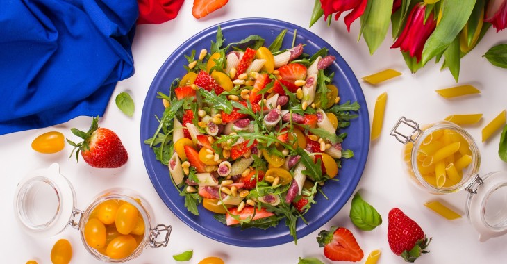 Kreatywne sposoby na wiosenne sałatki